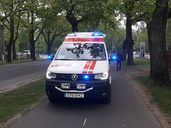 В Тартумаа столкнулись мотоцикл и автомобиль: погибли 17-летний юноша и 15-летняя девушка