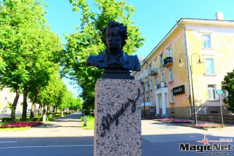 Главная аллея Нарвы — Пушкинский сквер