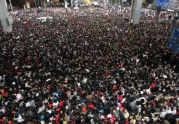 100 тысяч человек застряло на вокзале в Гуанчжоу