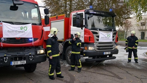 Для спасательной команды Нарвских электростанций купили две пожарные машины 