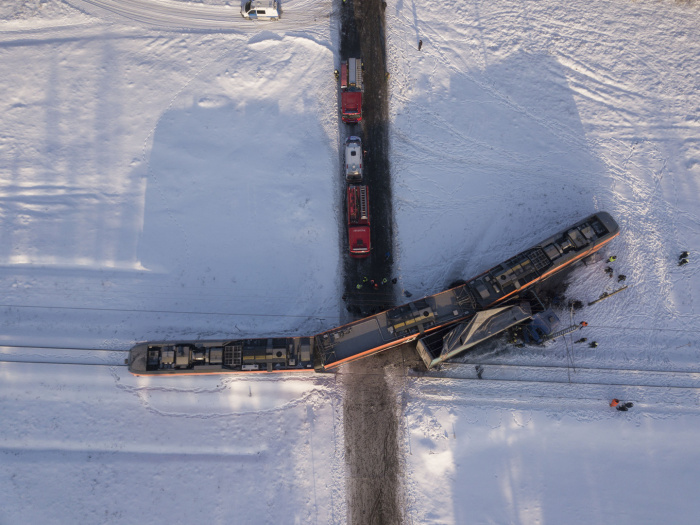 Под Кейла поезд столкнулся с грузовиком: девять человек пострадали 
