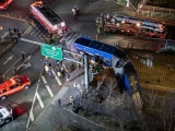  В Нью-Йорке пассажирский автобус вылетел с эстакады и повис на гармошке 