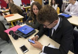 Министерство: решение о запрете на использование смартфонов должна принимать школа 