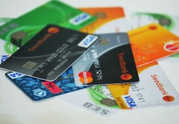 Пожилая нарвитянка забыла банковскую карточку в торговом центре и лишилась 200 евро 