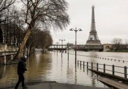 Уровень воды в Сене достиг пиковой отметки 