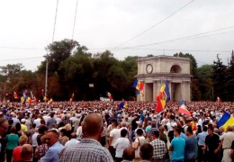 В центре Кишинева собрался 100-тысячный "майдан" с политическими требованиями