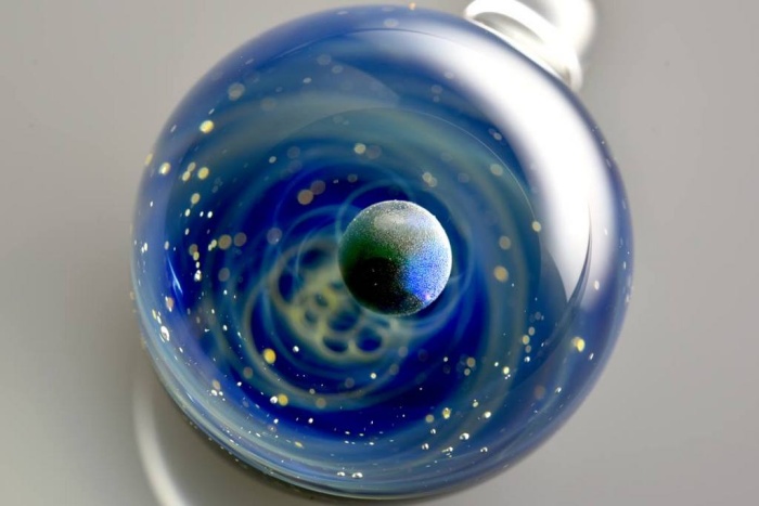 Вселенная в стеклянных шарах Сатоши Томизу