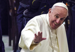 93-летний кардинал сломал бедро, приветствуя Папу