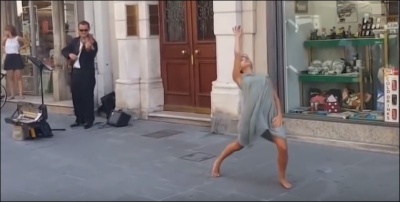Девушка станцевала под музыку уличного музыканта в Италии