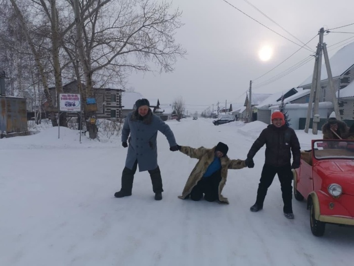  В Барнауле местные жители сделали новогодний косплей на "Кавказскую пленницу"