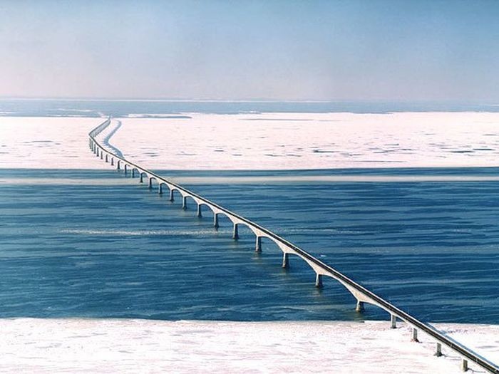 Разрезающий лед мост Конфедерации в Канаде