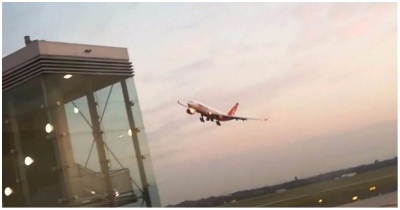 Пилот последнего рейса Air Berlin совершил впечатляющий прощальный маневр. Однако понравился он не всем 