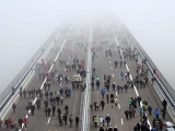 Невероятные фотографии показывают, как люди проходят по мосту Хохмозель в Германии