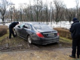 Киевлянка на роскошном Мерседесе припарковалась в грязи на клумбе возле элитного ресторана