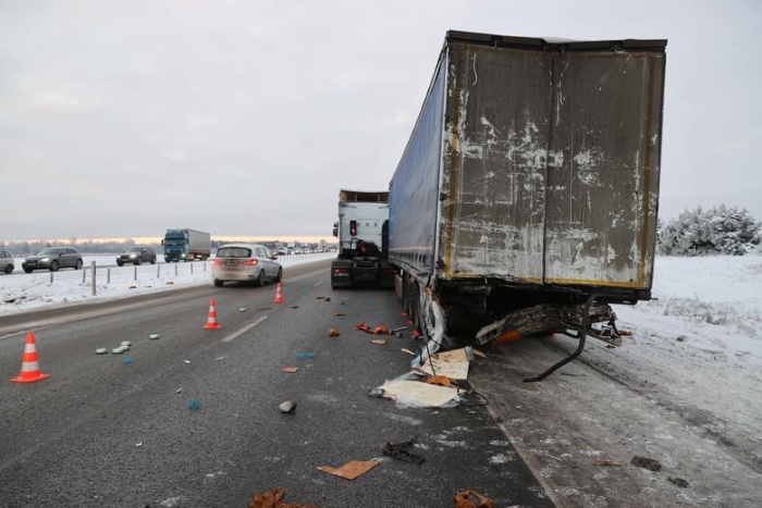 На шоссе Таллинн-Пярну столкнулись два грузовика, один человек погиб