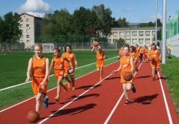 У 6-й школы в Нарве открыли новый стадион имени Валентина Шидловского 