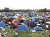 60 000 палаток и кучи мусора оставили после себя посетители музыкального фестиваля в Великобритании