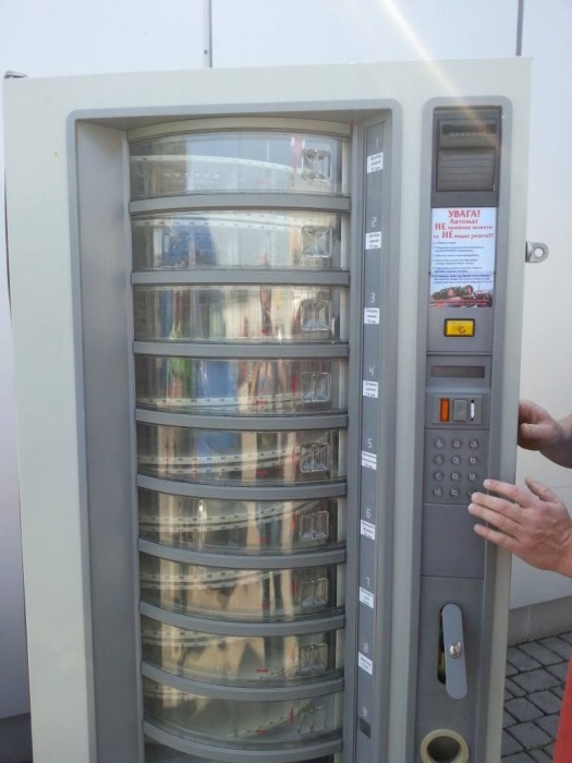 Первый автомат по продаже червей открыли в Украине