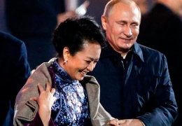 Путин подал плед жене Си Цзиньпина, шокировав Китай и вызвав пересуды в мировых СМИ