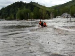 Паводковая вода прорвала дамбу в пригороде Барнаула, заливает второй район 
