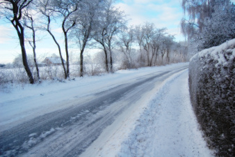 Опасные условия на дорогах объявлены в пяти уездах Эстонии 