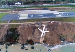  В Турции пассажирский самолет едва не съехал в Черное море со склона