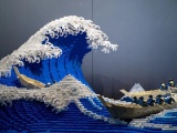 Знаменитую гравюру «Большая волна» собрали из 50 000 деталей LEGO 