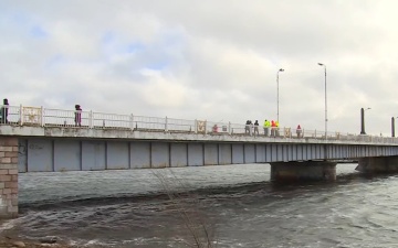 Грузовики проверили на прочность Центральный мост в Пярну 