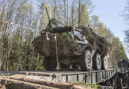 Автомобиль эстонских военных зацепился антенной за линии электропередач и загорелся 