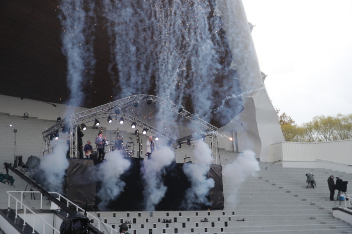 ФОТО: на Певческом поле в честь отмены чрезвычайного пложения прошел виртуальный концерт 