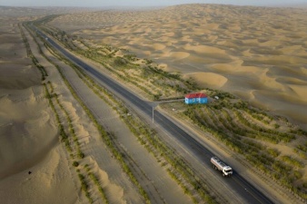  Ради чего китайцы построили 450 км трассы посреди пустыни, где никто не живет