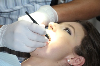 С 1 июля Больничная касса начнет выплачивать компенсацию за лечение зубов для взрослых, ее размер составит до 30 евро за год.
