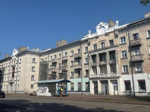 На одной из самых пафосных нарвских «сталинок» появились строители