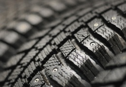 При сохранении зимних погодных условий ошипованные шины можно не менять до 30 апреля 