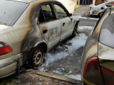 в Ыйсмяэ ночью сгорели три автомобиля, полиция подозревает поджог 
