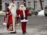 ФОТО: на мосту "Дружба" встретились Санта-Клаус и Дед Мороз 