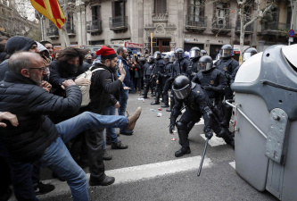 Барселона: в столкновениях получили травмы более 90 человек