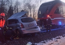 На железнодорожном переезде Сомпа столкнулись поезд и автомобиль: двое погибших 