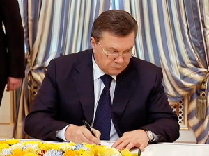 Украинская оппозиция на Майдане подписала соглашение с Януковичем, а Рада вернула Конституцию 2004 года