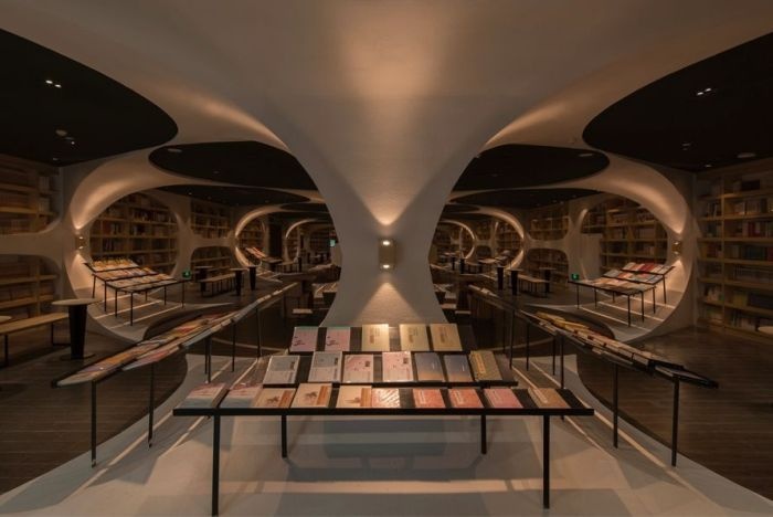 «Бесконечный» книжный тоннель в китайской библиотеке