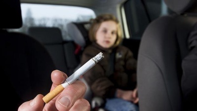 Минсоцдел намерено штрафовать на 800 евро за курение в автомобиле в присутствии несовершеннолетних 