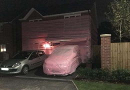 Британский юмор: дом семейной пары запаковали в розовый пластик