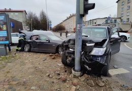 В центре Нарвы столкнулись два автомобиля, пострадал лишь светофор
