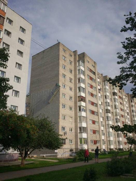 Двое строителей пострадали в Нарве при падении с высоты шестого этажа 
