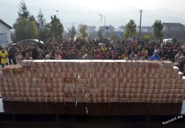 Китайские фермеры возвели стену из своих зарплат