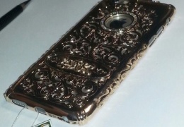 Чиновник из Якутии подарил жене чехол для iPhone 6 за 550 000 рублей
