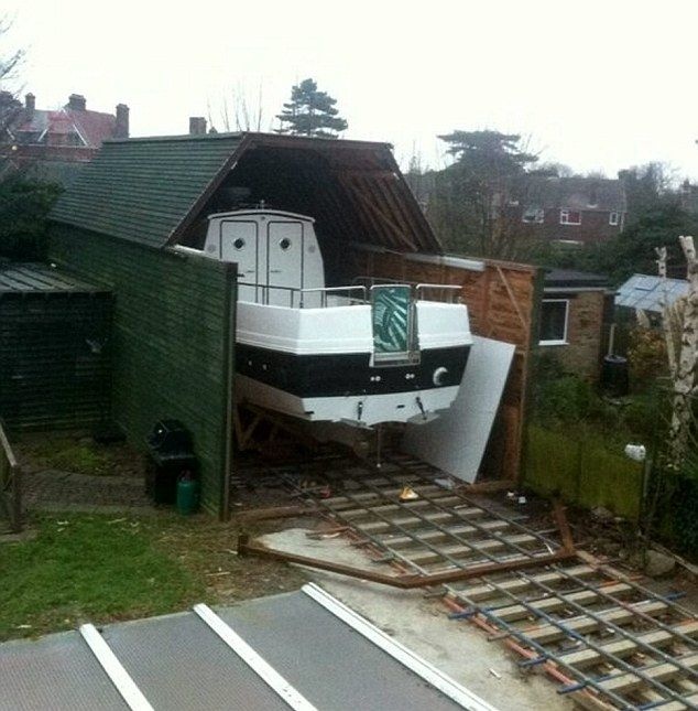 Отец с сыном построили на заднем дворе дома собственную яхту