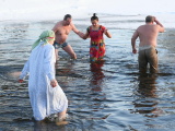 в Нарве на крещенские купания решились около 40 человек, включая священника 