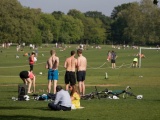Британцам разрешат загорать в парках и заниматься спортом неограниченное время