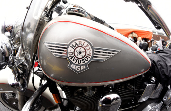 В Нарве Harley Davidson столкнулся с автомобилем: мотоциклист в больнице